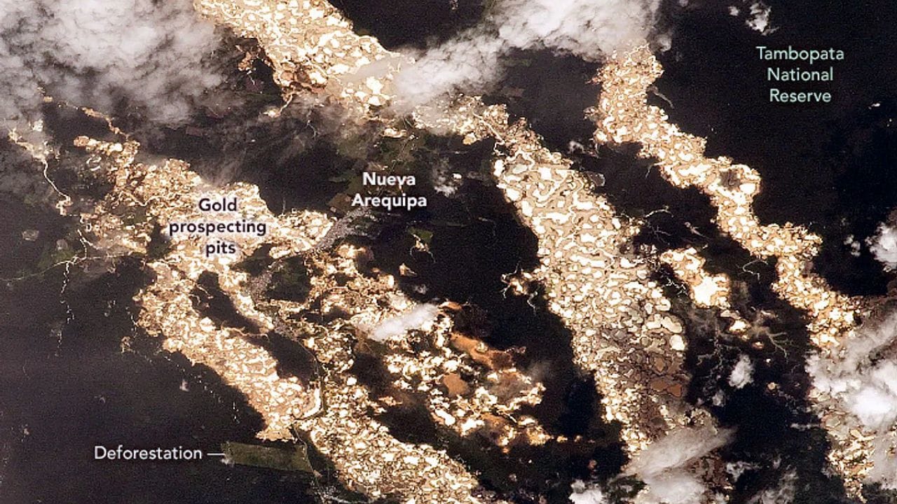 પેરુ વિશ્વનો છઠ્ઠો સૌથી મોટો સોનાનું ઉત્પાદન કરતો દેશ છે. માદ્રે-દ-ડીઓસ સૌથી મોટું સ્વતંત્ર ખાણકામ કેન્દ્ર છે. આ ખાણકામને કારણે એમેઝોનના જંગલો કપાઈ રહ્યા છે. સોનું કાઢવાની પ્રક્રિયામાં મરકરીનો ઉપયોગ થાય છે. જેના કારણે ત્યાં પ્રદૂષણમાં વધારો થઈ રહ્યો છે. નવાઈની વાત એ છે કે આ જંગલોમાંથી સોનું કાઢતા હજારો પરિવારો આ રીતે પોતાનું જીવન જીવી રહ્યા છે. (ફોટો ક્રેડિટ- નાસા)