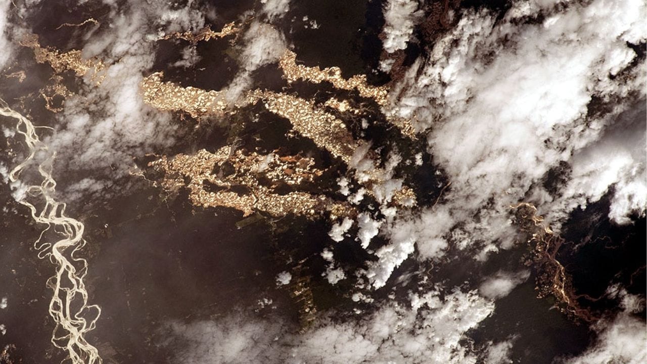 અહીં સૂર્યપ્રકાશ જંગલ પર પડે છે, ત્યારે જંગલોની મધ્યમાં હાજર આ સોનાની ખાણો ચમકી ઉઠે છે. અવકાશમાંથી જોવામાં આવે તો એવું લાગે છે કે સોનાની નદી વહી રહી છે. તે ઉપરથી નદી જેવું લાગે છે પરંતુ તેમાં સોનાની ખાણના ખાડા છે. ચારે બાજુ માટી છે. પછી તેમની બાજુમાં જંગલ. આ ફોટો અવકાશમાંથી Nikon D5 ડિજિટલ કેમેરા વડે લેવામાં આવ્યો છે. (ફોટો ક્રેડિટ- નાસા)