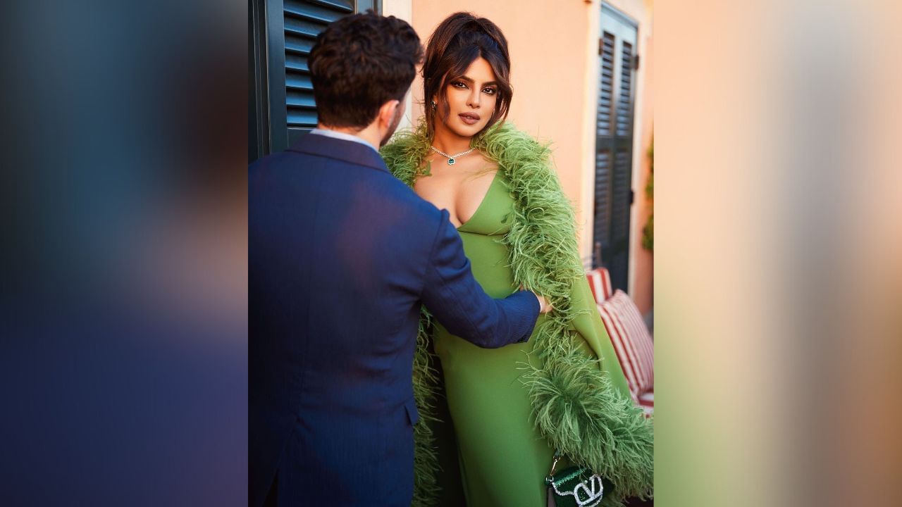 Priyanka Chopra Photos Priyanka Chopra And Nick Jonas Get Romantic In