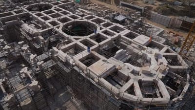 અયોધ્યામાં બની રહેલા રામમંદિર સાથે આજે કરોડો લોકોની આસ્થા જોડાયેલી છે. રામ જન્મભૂમિ તીર્થ ક્ષેત્ર ટ્રસ્ટ દ્ધારા હાલમાં નિર્માણ આધીન રામ મંદિરના કેટલાક ફોટો શેયર કરવામાં આવ્યા છે. 