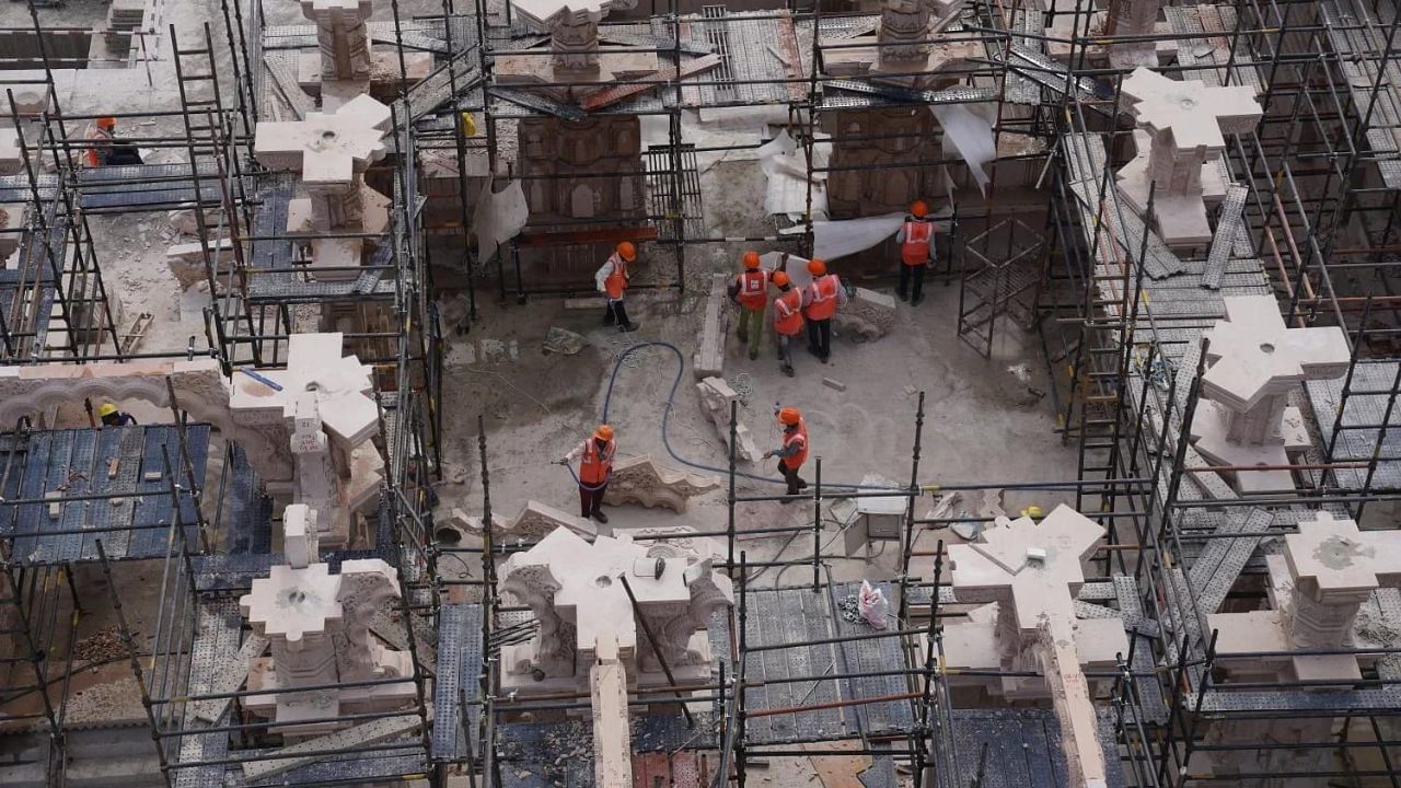 દુનિયાા 155 દેશની નદીઓમાંથી રામલલાના જલાભિષેક માટે પાણી લાવવામાં આવી રહ્યું છે. ડિસેમ્બર 2023 સુધીમાં રામ મંદિરનું ગર્ભગૃહ બનીને તૈયાર થઈ ગયું હતું. 