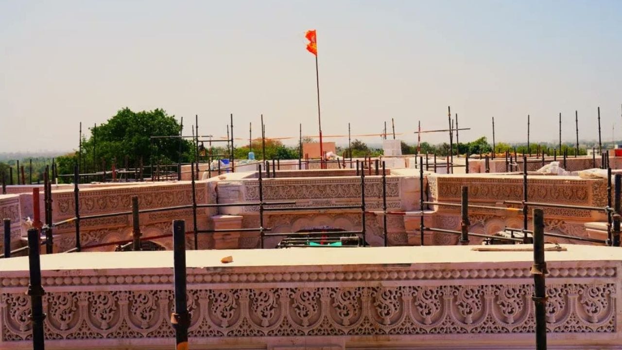 રામ જન્મભૂમિ તીર્થ ક્ષેત્ર ટ્રસ્ટ દ્વારા તસ્વીરો શેયર કરીને લખવામાં આવ્યું છે કે, ભગવાન શ્રી રામલલાનું દિવ્ય મંદિર હવે સદીઓથી કરોડો ભક્તોના સતત સંઘર્ષની પરાકાષ્ઠા તરીકે આકાર લઈ રહ્યું હોય તેવું લાગે છે.