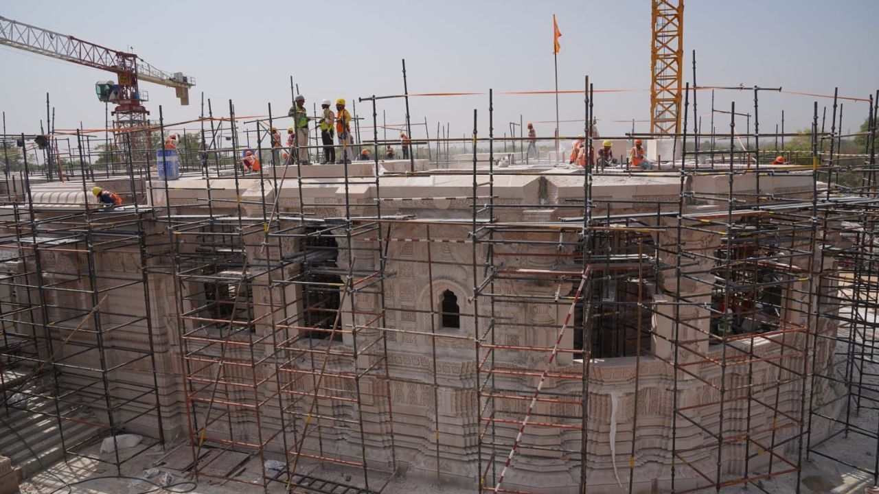 આ તસ્વીરોમાં સ્પષ્ટ જોવા મળી રહ્યું છે કે મંદિરની બહારની દિવાલો બની ચૂકી છે. રામ મંદિર બનાવવા માટે મજૂરો 3 શિફ્ટમાં કામ કરી રહ્યાં છે.  