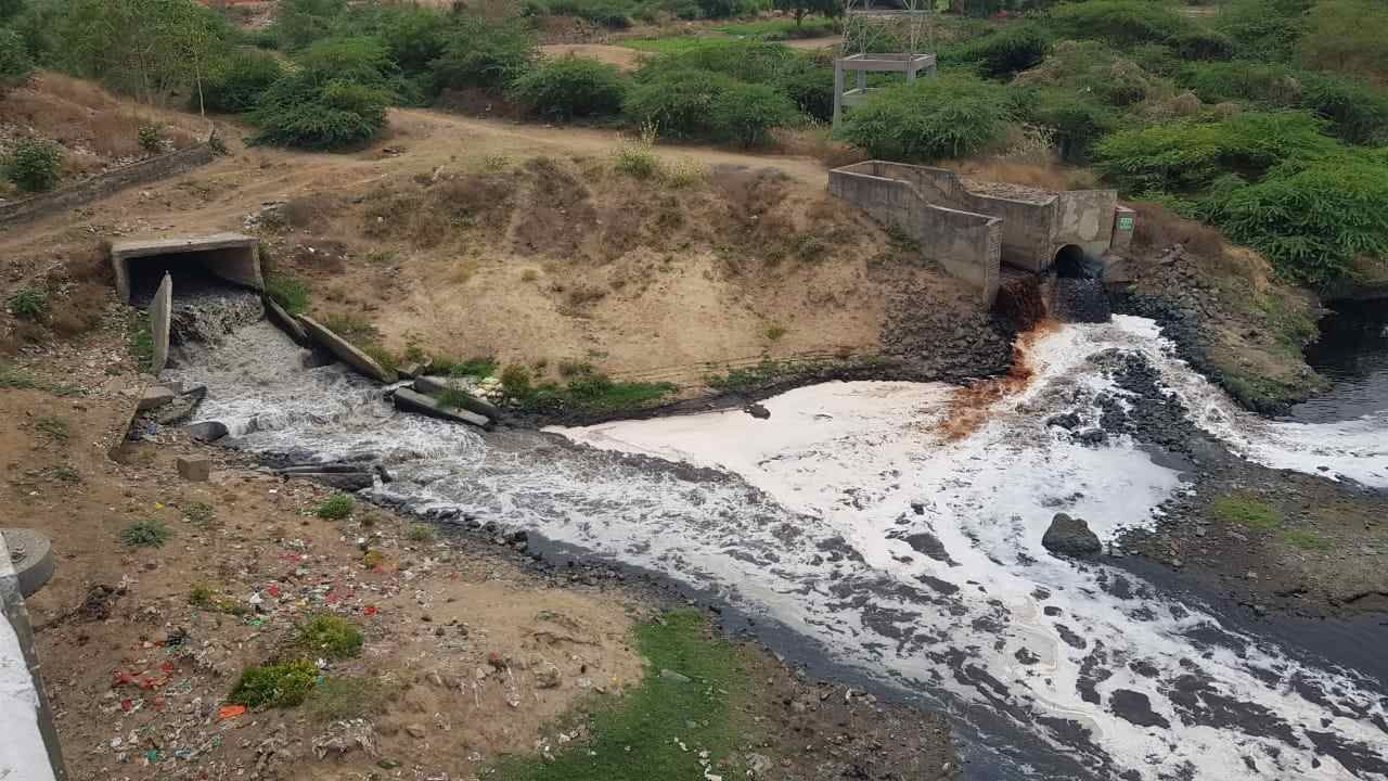 લોકસભાના અહેવાલ મુજબ કેન્દ્રના પર્યાવરણ મંત્રીએ જણાવ્યું હતું કે દેશની 603 નદીઓના પાણીની શુધ્ધતાની ગુણવત્તા તપાસવામાં આવી તે પૈકી 279 નદીઓના નીર નહાવા લાયક નથી. ગુજરાત રાજ્યમાં સેન્ટ્રલ પોલ્યુશન કંટ્રોલ બોર્ડ દ્વારા 25 નદીઓના પાણીની ગુણવત્તા 64 સ્થળો ઉપર ચકાસવામાં આવી હતી. સંશોધનમાં ગુજરાતની 13 નદીઓ પ્રદૂષિત હોવાનું તારણ મળ્યું, જેના નીર નહાવા લાયક પણ નથી. આ પાણી ગુણવત્તા તપાસવા માટે BOD વેલ્યુ તપાસવામાં આવી હતી.