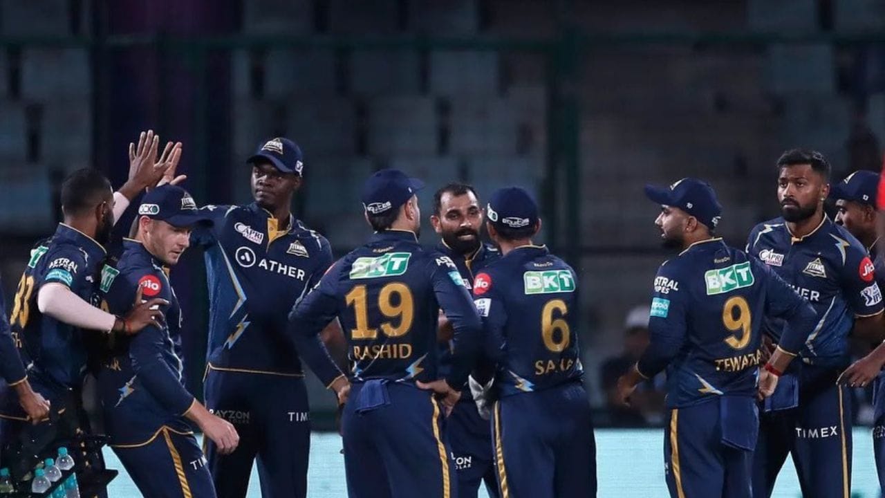 IPL આ વિશ્વની સૌથી મોંઘી લીગ છે. આ લીગમાં સૌથી વધુ પૈસાનો વરસાદ થાય છે. પરંતુ તેમ છતાં સુદર્શનને આ લીગ કરતાં TNPLમાં વધુ પૈસા મળે છે. આ વર્ષે ફેબ્રુઆરીમાં TNPL ની હરાજી યોજાઈ હતી અને આ હરાજીમાં સુદર્શનને કોવાઈ કિંગ્સે 21.6 લાખ રૂપિયામાં ખરીદ્યો હતો.હવે જો તેની આઈપીએલ સેલેરી જોવામાં આવે તો તે 20 લાખ છે.આ તેની બેઝ પ્રાઈસ હતી અને આ બેઝ પ્રાઈસમાં ગુજરાતે તેને ખરીદ્યો હતો.