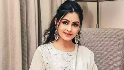 શુભાંગી અત્રે :અંગૂરી ભાભી બનીને દિલ જીતનાર શુભાંગી અત્રે કરોડોની માલકિન છે. Gdatamart રિપોર્ટ મુજબ શુભાંગી અત્રેની નેટવર્થ 15 કરોડ રુપિયા છે.