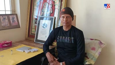 Small Hanuman Chalisa : રાજકોટના નિકુંજ વાગડીયાના નામે આ પહેલા પણ ગિનિસ બુક વર્લ્ડ રેકોર્ડ નોંધાયેલો છે. નિકુંજ ભાઈના નામે વિશ્વમાં સૌથી વધુ મિનીએચર બુકના નિર્માણ કરવાનો વિશ્વ રેકોર્ડ છે. નિકુંજ વાગડીયાએ આ પ્રકારની 700 જેટલી સૂક્ષ્મ બુકનું નિર્માણ કર્યું છે. જે વિશ્વમાં સૌથી વધુ મીનીએચર બુકનું નિર્માણ કર્યાનો એક વિશ્વ રેકોર્ડ છે.