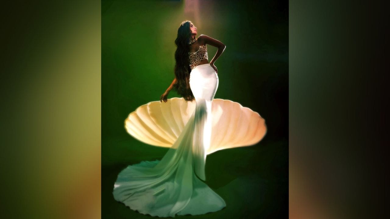 આ તસવીરોમાં તારા એક જલપરી તરીકે જોવા મળી રહી છે. તારાએ જેવી તસવીરો શેર કરી કે તરત જ તેનો લુક સોશિયલ મીડિયા પર વાયરલ થઈ ગયો છે. (Image Credit: Tara Sutaria)