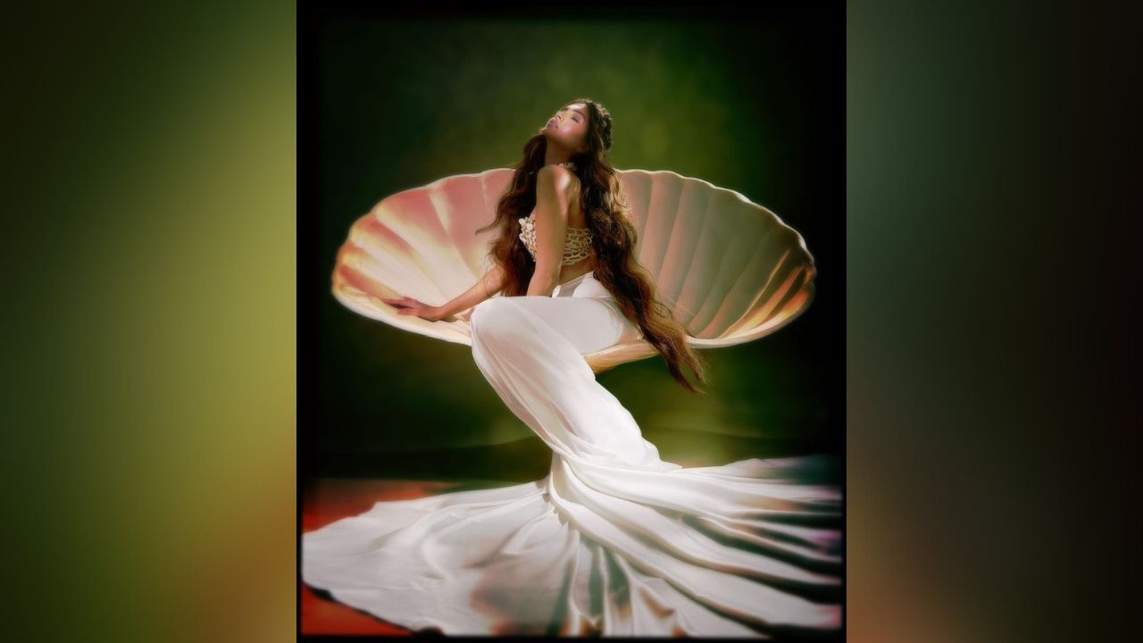 તારાના આ લેટેસ્ટ ફોટોશૂટના ફેન્સ વખાણ કરી રહ્યા છે. તારાના જલપરી લુકને કમ્પલીટ કરવા માટે મિરર વર્ક ટોપ પહેર્યું છે અને સુંદર વ્હાઈટ સ્કર્ટ પહેર્યું છે. લોન્ગ હેયર અને માથા પર તાજ પહેરીને તારા સુતરિયા એક મોટા શેલ પર બેઠી છે. (Image Credit: Tara Sutaria)