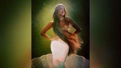 બોલિવુડ એક્ટ્રેસ તારા સુતારિયા હાલમાં પોતાના એક લેટેસ્ટ ફોટોશૂટને કારણે ચર્ચામાં છે. ફોટોમાં એક્ટ્રેસનો હોટ લુક જોવા મળ્યો છે. તારા સુતારિયા જલપરી બની છે. ફેન્સ તેના વખાણ કરી રહ્યા છે. (Image Credit: Tara Sutaria)