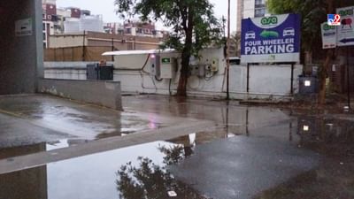 છેલ્લા બે-ત્રણ દિવસથી રાજ્યમાં વાદળછાયું વાતાવરણ જોવા મળી રહ્યું હતું. હવામાન વિભાગ દ્વારા કરવામાં આવેલી આગાહી પ્રમાણે આજથી બે ત્રણ દિવસ દક્ષિણ ગુજરાત તેમજ સૌરાષ્ટ્ર-કચ્છના વિવિધ વિસ્તારોમાં ભારે પવન અને ગાજવીજ સાથે વરસાદ પડી શકે છે તેમજ અમદાવાદમાં 2 દિવસથી વરસાદી માહોલ છવાયો છે.