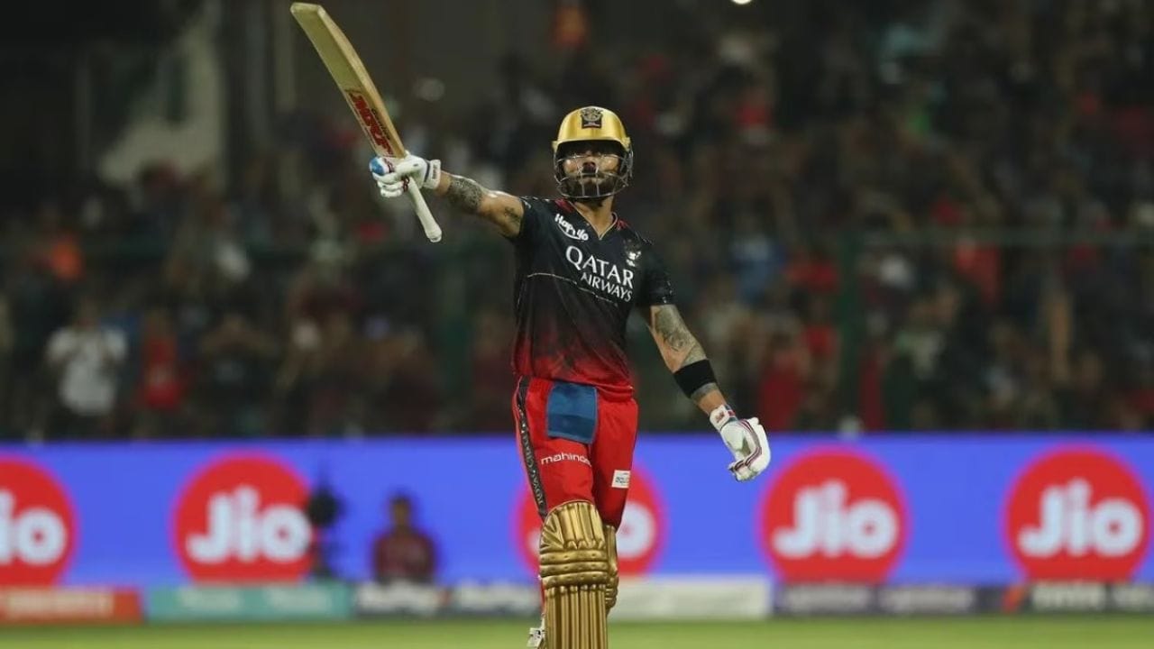 આઇપીએલમાં 5000થી વધુ રન બનાવવાની લિસ્ટમાં ટોચ પર આરસીબીના સ્ટાર બેટ્સમેન વિરાટ કોહલી છે. કોહલીએ 231 મેચમાં 36.61 ની એવરેજથી 6957 રન બનાવ્યા છે. કોહલીએ 5 સદી ફટકારી છે.