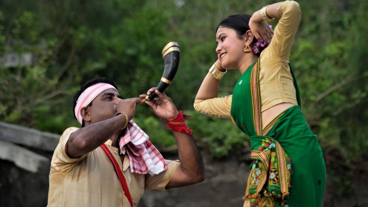 Bihu Festival: બિહુ આસામનો પરંપરાગત તહેવાર છે, જે લોકો દ્વારા ખૂબ જ ધામધૂમથી ઉજવવામાં આવે છે. જોકે બિહુ વર્ષમાં ત્રણ વખત ઉજવવામાં આવે છે, પરંતુ એપ્રિલ મહિનામાં ઉજવવામાં આવતો બિહુ તહેવાર પોતાનામાં ખૂબ જ વિશેષ છે. તેને બોહાગ બિહુ તરીકે પણ ઓળખવામાં આવે છે.