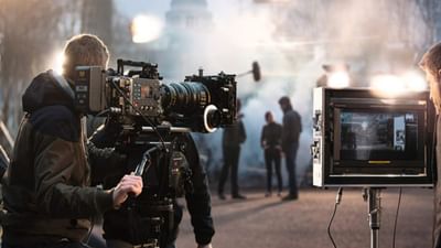 બોલીવુડ(Bollywood)માં પોતાના ગ્લેમર અને એક્ટિંગ ટકી લોકોના દિલ રાજ કરનારા ફિલ્મ સ્ટાર્સ(Film stars) બિઝનેસની દુનિયામાં પણ રાજ કરી રહ્યા છે. તાજેતરમાં પોતાની ફિલ્મો અને અદભુત અભિનયથી લોકચાહના હાંસલ કરનાર ફિલ્મી અભિનેતા અને અભિનેત્રીઓની  એડવર્ટાઈઝમેન્ટ અને બ્રાન્ડ એમ્બેસેડર તરીકે માંગ વધી છે. ફિલ્મી કલાકાર હવે બિઝનેસમાં પણ નસીબ અજમાવી રહ્યા છે. જાણીતી અભિનેત્રીઓ દીપિકા પાદુકોણ(Deepika Padukone) અને કેટરીના કૈફ(Katrina Kaif) અને પુષ્પા(Pushpa) તરીકે અલગ ઓળખ હાંસલ કરનાર અલ્લુ અર્જુને(Allu Arjun) સારું રોકાણ કર્યું છે. 