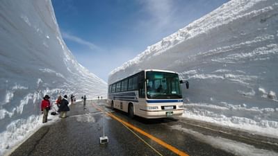 Mount Tateyama:આ સમયે જાપાનના લોકોના ચહેરા પર ખુશી જોવા મળી રહી છે. જાપાનમાં માઉન્ટ તાતેયામાનો સ્નો કોરિડોર સામાન્ય લોકો માટે ફરીથી ખોલવામાં આવ્યો છે. આ કોરિડોર 15 એપ્રિલથી લોકો માટે ખોલવામાં આવ્યો છે.