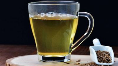 Benefits Of Cumin Water: જીરાનું પાણી સ્વાસ્થ્ય માટે ફાયદાકારક માનવામાં આવે છે. તેને રોજ પીવાથી ઘણા સ્વાસ્થ્ય લાભ થાય છે. જીરાના પાણીનું રોજ સેવન કરવાથી પાચન સંબંધી સમસ્યાઓ દૂર થાય છે. આ સાથે જીરાનો ઉપયોગ વજન ઘટાડવા માટે પણ કરવામાં આવે છે. તમને જાણીને નવાઈ લાગશે કે રોજ એક ચમચી જીરું ખાવાથી ચરબી ત્રણ ગણી ઝડપથી ઓછી થાય છે. આજે અમે તમને જીરાનું પાણી પીવાના ફાયદા જણાવીએ છીએ.