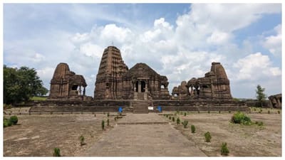 નાસિક મહારાષ્ટ્રમાં ગોદાવરી નદીના કિનારે આવેલું છે. આ એક ધાર્મિક શહેર છે. આ સૌથી પ્રસિદ્ધ તીર્થસ્થળોમાંનું એક છે. અહીં ઘણા પ્રખ્યાત મંદિરો છે. આ મંદિરો ઘણા પ્રવાસીઓ અને ભક્તોને આકર્ષે છે. જો તમે નાસિક જઈ રહ્યા છો, તો ચાલો જાણીએ કે તમારે કયા મંદિરોની મુલાકાત લેવી જોઈએ. (Photo Credit/Insta/b_sudhanva)