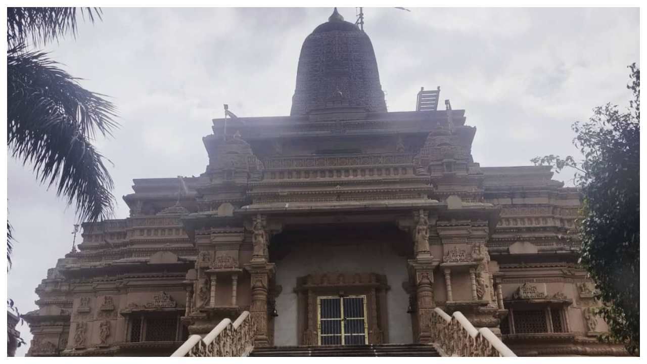 જૈન મંદિર - આ નાસિકના સૌથી મોટા મંદિરોમાંનું એક છે. તમને તેની આર્કિટેક્ચર અને વૈભવી ડિઝાઇન ગમશે. જૈન ધર્મના અનુયાયીઓ અહીં પ્રાર્થના કરવા આવે છે. (Photo Credit/Insta/shiyamala) 