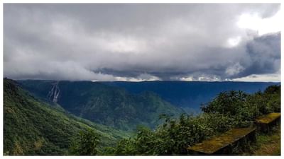 ઘણા લોકો ઉનાળાની રજાઓમાં મુસાફરી કરવાનું આયોજન કરે છે. આ પ્રસંગે તમે મેઘાલય સ્થિત શિલોંગની મુલાકાત પણ લઈ શકો છો. અહીંની પ્રાકૃતિક સુંદરતા તમારા મનને મોહી લેશે. તમે અહીં મેઘાલયની સંસ્કૃતિ અને વારસાથી પણ પરિચિત થઈ શકશો. આ સ્થળ ઘણા પ્રવાસીઓને પોતાની તરફ આકર્ષિત કરે છે. અમે તમને જણાવી છીએ કે તમે અહીં કયા સ્થળોની મુલાકાત લેવાનો આનંદ માણી શકો છો.