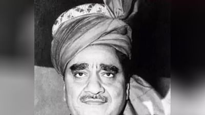 કરીમ લાલા-1940ના દાયકામાં જ્યારે કરીમ લાલા પેશાવર થઈને માયાનગરીના દરિયામાં પ્રવેશ્યા ત્યારે કોઈને ખ્યાલ નહોતો કે અફઘાનિસ્તાનનો આ પઠાણ ભારતમાં આવી અંડરવર્ડની દુનિયાનો પાયો નાખશે, જેની ડરની છાયા વર્ષો સુધી લોકોને સતાવતી રહેશે.અફઘાનિસ્તાનના કુનાર પ્રાંતમાં જન્મેલા કરીમ લાલાનું પૂરું નામ અબ્દુલ કરીમ શેર ખાન હતું, જેઓ હાજી મસ્તાન અને બરદરાજન સાથે બિઝનેસ કરવા મુંબઈ આવ્યો હતો. પરંતુ તે ધંધો દાણચોરી, જુગાર, દારૂ-બચાવ, હત્યા અને અપહરણનો હતો. કરીમ લાલાને દેશમાં માફિયાઓનો પ્રથમ ડોન અને પઠાણોનો છેલ્લો રાજા કહેવામાં આવે છે.