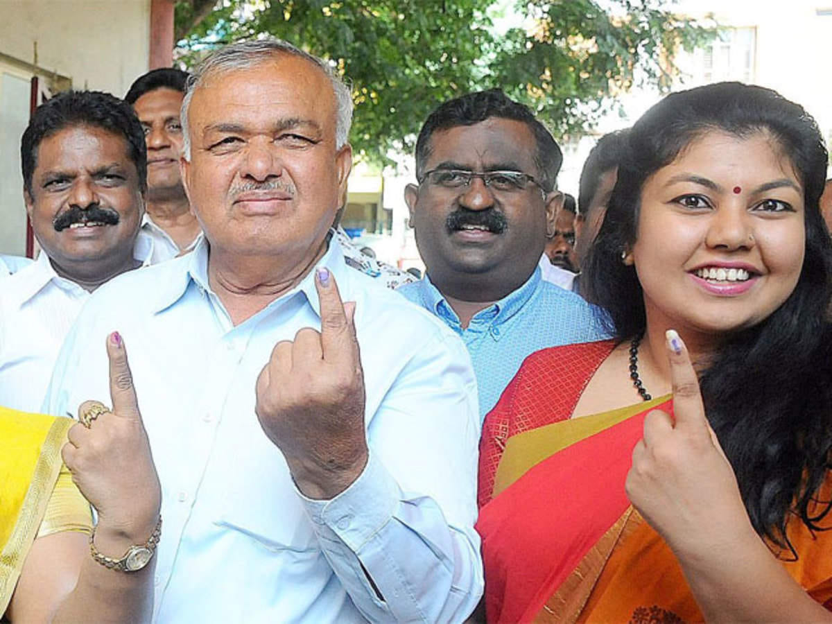 BTM લેઆઉટ અને જયનગર: પિતા-પુત્રીની જોડી-દિગ્ગજ નેતા રામલિંગા રેડ્ડી કોંગ્રેસની ટિકિટ પર કર્ણાટકની BTM લેઆઉટ બેઠક પરથી ચૂંટણી લડી રહ્યા છે, જ્યારે તેમની પુત્રી સૌમ્યા રેડ્ડી જયનગર બેઠક પરથી ચૂંટણી લડી રહી છે. આ રીતે પિતા-પુત્રીની જોડી ચૂંટણી જંગમાં ઉતરી છે.