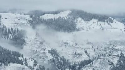 Snowfall Places in India:  ભારતના મોટાભાગના ભાગોમાં લોકો ગરમીથી પરેશાન છે અને તેનાથી રાહત મેળવવા માટે ઘણા ઠંડા વિસ્તારોમાં પ્રવાસ કરે છે. જો કે જૂનમાં હિમવર્ષા જોવામાં અજીબ લાગે છે, પરંતુ ભારતમાં કેટલાક એવા હિલ સ્ટેશન છે જ્યાં આ સમયે પણ બરફ પડી રહ્યો છે. તેમના વિશે જાણો... (ફોટો: Insta/@aayushpapta)