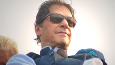 પાકિસ્તાનના પૂર્વ વડાપ્રધાન અને ક્રિકેટ ટીમના કેપ્ટન ઈમરાન ખાનનું બોલિવૂડ સાથે મજબૂત જોડાણ છે. એક સમયે ઘણા બોલિવૂડ સ્ટાર્સ તેમના ફેન હતા. એટલું જ નહીં, રેખા અને ઝીનત અમાન સહિત અનેક ફિલ્મ અભિનેત્રીઓ સાથે ઈમરાન ખાનના અફેરની ચર્ચા પણ એક સમયે ખૂબ જ ચાલી હતી. (સોશિયલ મીડિયા)