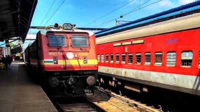 ભારતીય રેલ્વે વિશ્વનું ચોથું સૌથી મોટું નેટવર્ક છે. 17 ઝોનમાં વહેંચાયેલા રેલવે નેટવર્કમાં 19 હજારથી વધુ ટ્રેનો દોડે છે. આ ટ્રેનોની પોતાની કેટેગરી પણ છે. જેમાં Aemu, Demu અને Memuનો સમાવેશ થાય છે. તેનો ઉપયોગ વિવિધ જરૂરિયાતો અનુસાર કરવામાં આવે છે. મોટાભાગના મુસાફરો તેમના નામ સાંભળે છે, પરંતુ છેલ્લા ત્રણ પ્રકારની ટ્રેનો વચ્ચે શું તફાવત છે તે જાણતા નથી. આવો, જાણીએ કે તેમની વચ્ચે શું તફાવત છે. (ફોટો ક્રેડિટ્સ : Unsplash)
