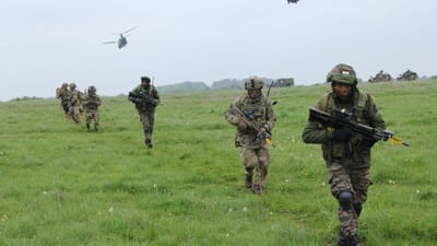 ભારતીય અને બ્રિટિશ સૈનિકો વચ્ચે સંયુક્ત સૈન્ય અભ્યાસ અજેય વોરિયર-23 27 એપ્રિલથી શરૂ થયો છે. બ્રિટિશ આર્મીની સેકન્ડ રોયલ ગોરખા રાઈફલ્સ અને ભારતીય સેનાની બિહાર રેજિમેન્ટ આ કવાયતમાં સામેલ છે.