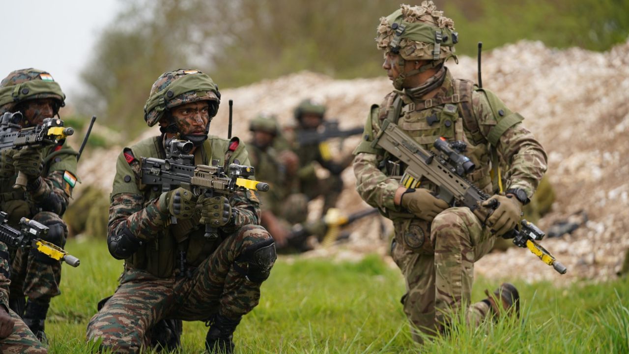 ભારતીય સેનાની ટુકડી 26 એપ્રિલે એરફોર્સના C-17 એરક્રાફ્ટમાંથી સ્વદેશી શસ્ત્રો અને સાધનો સાથે બ્રિઝ નોર્ટન પહોંચી હતી. ભારતીય સેનાના જવાનો પોતાના સ્વદેશી હથિયારોથી વિદેશી ધરતી પર ખાસ કવાયત કરી રહ્યા છે.