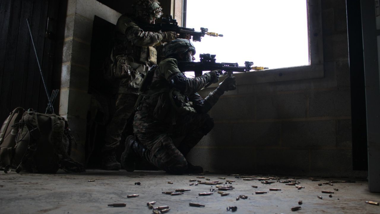 આ દરમિયાન, બંને સેનાઓ બટાલિયન સ્તરે કમાન્ડ પોસ્ટ કવાયત અને કંપની સ્તરની ક્ષેત્રીય તાલીમ કસરત કરશે. ભારતીય સેના અને બ્રિટિશ આર્મી વચ્ચેના સંરક્ષણ સહયોગમાં "અજય વોરિયર" વ્યાયામ એ અન્ય એક મહત્વપૂર્ણ સીમાચિહ્નરૂપ છે. (ફોટો ક્રેડિટ- ટીવી9 ભારતવર્ષ)