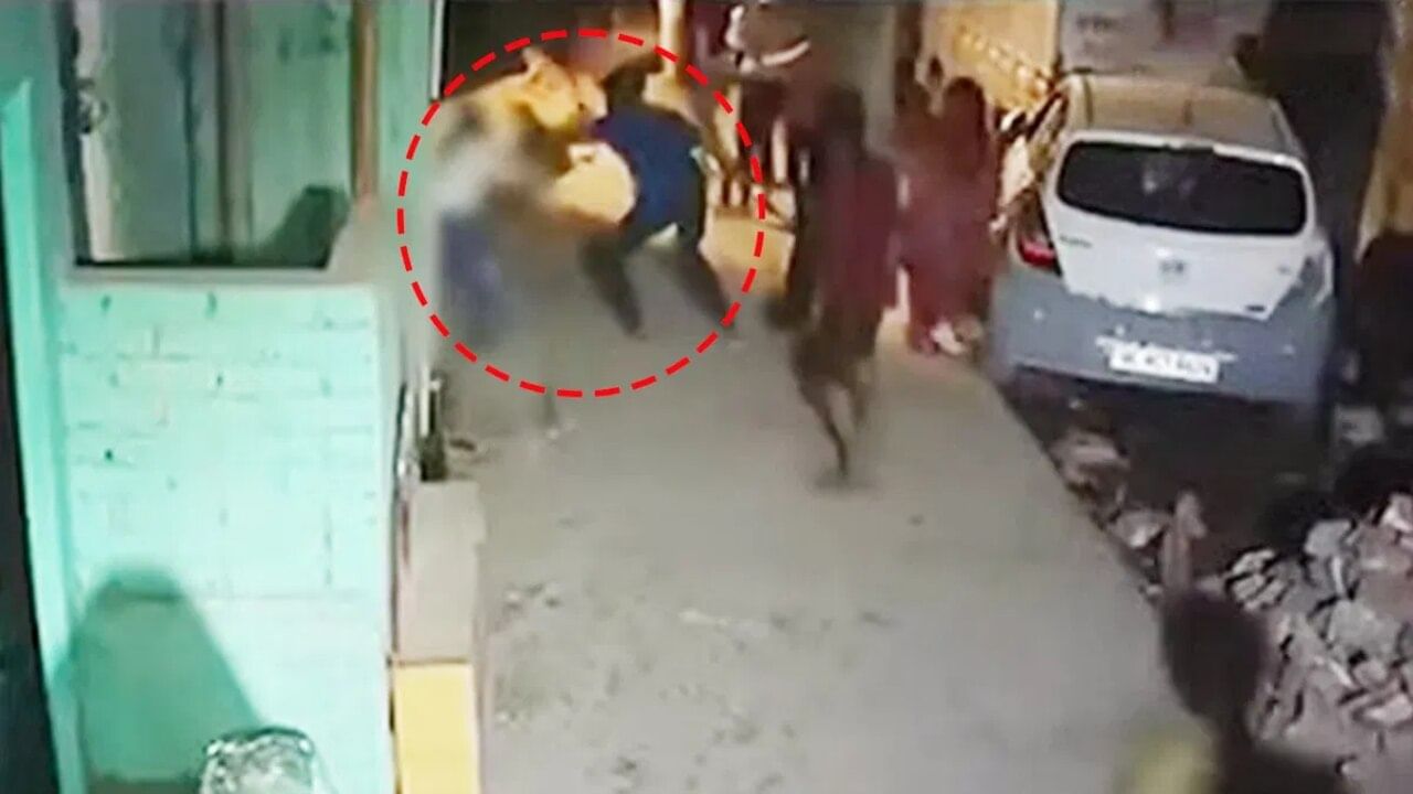 Delhi Girl Murder : પહેલા છરીના ઉપરાછાપરી માર્યા 36 ઘા, પછી મોટા પથ્થરથી છુંદી નાખી, 16 વર્ષની છોકરીની તેના જ બોયફ્રેન્ડે કરી હત્યા, જુઓ Video