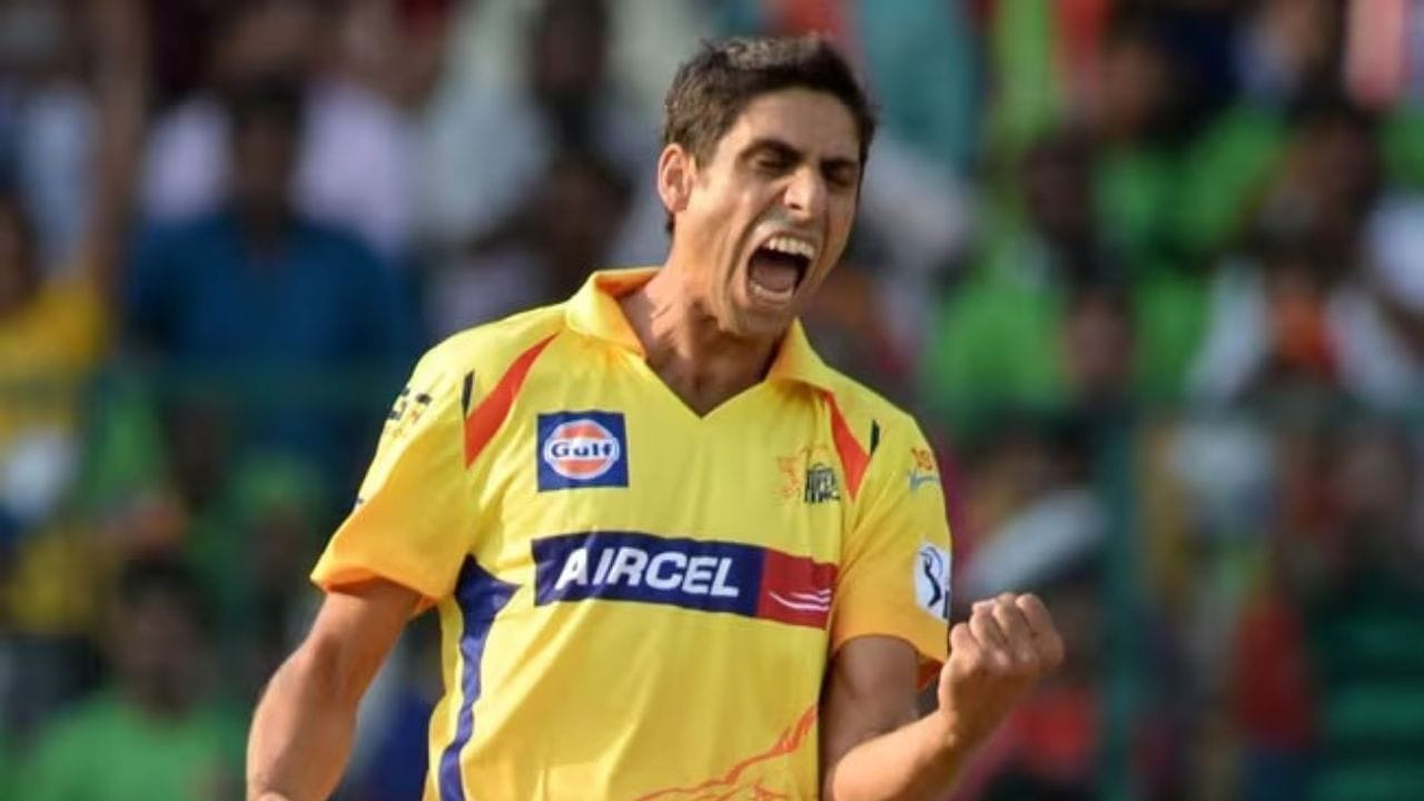 વિરાટ કોહલી પ્રથમ વખત આઇપીએલ 2008માં આશીષ નેહરાના બોલમાં ગોલ્ડન ડક પર આઉટ થયો હતો. નેહરા એજ બોલર છે જેણે કોહલીને પ્રથમ વાર ગોલ્ડન ડક પર આઉટ કર્યો હતો.