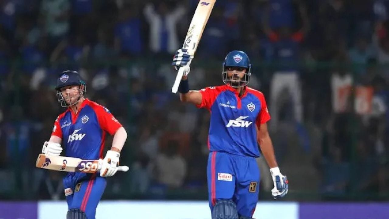 ડેવિડ વોર્નર બાદ દિલ્હીની ટીમ તરફથી સૌથી વધુ રન અક્ષર પટેલે બનાવ્યા છે. અક્ષર પટેલે 238 રન 133ની સ્ટ્રાઇક રેટ સાથે કર્યા છે. અક્ષર પટેલ ભારતની ટીમ તરફથી પણ બેટ સાથે સારૂ પ્રદર્શન કરે છે. 