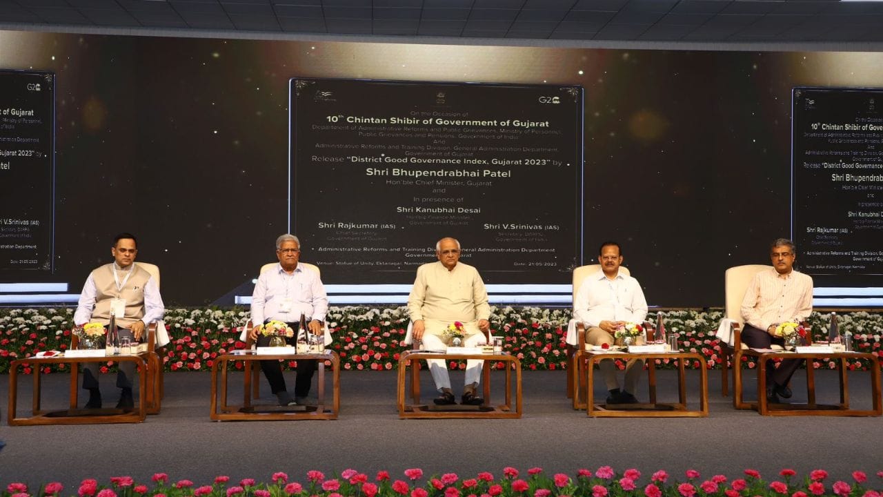 મુખ્યમંત્રીએ નવતર પહેલ કરવાની વૃત્તિ બાબતે ઉદાહરણ આપતા કહ્યું કે, વડાપ્રધાને જ્યારે ડિઝિટલ ઈન્ડિયાની શરૂઆત કરી ત્યારે બધાને એમ લાગતું હતું કે, આવી રીતે કોણ પેમેન્ટ કરશે પણ આજે આપણે સૌ જોઈ શકીએ છીએ કે સમગ્ર વિશ્વમાં ડિઝિટલ પેમેન્ટમાં 40 ટકાનો હિસ્સો ભારતનો છે. પ્રજાનું હિત જોઈ અને જાણી યોજનાનો અમલ કરવો જોઈએ. યોજનાના પ્રારંભે કોઇ મુશ્કેલી હોય તો તેને દૂર કરી શકાય છે.