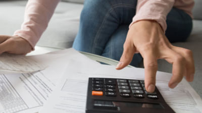 તમામ લોકોને નાની-મોટી ગણતરીઓ કરવા માટે સતત કેલ્ક્યુલેટરની જરૂર પડે છે. કેલ્ક્યુલેટરનો ઉપયોગ બધા લોકો કોઈને કોઈ કામ માટે કરે છે. આજકાલ સ્માર્ટફોનમાં પણ કેલ્ક્યુલેટરની સુવિધા સરળતાથી ઉપલબ્ધ છે. જો કે, મૂળભૂત ભૌતિક કેલ્ક્યુલેટરનો સૌથી વધુ ઉપયોગ થાય છે. જેમાં ઘણા બટનો હોય છે, જેની દરેકને ખબર નથી હોતી.