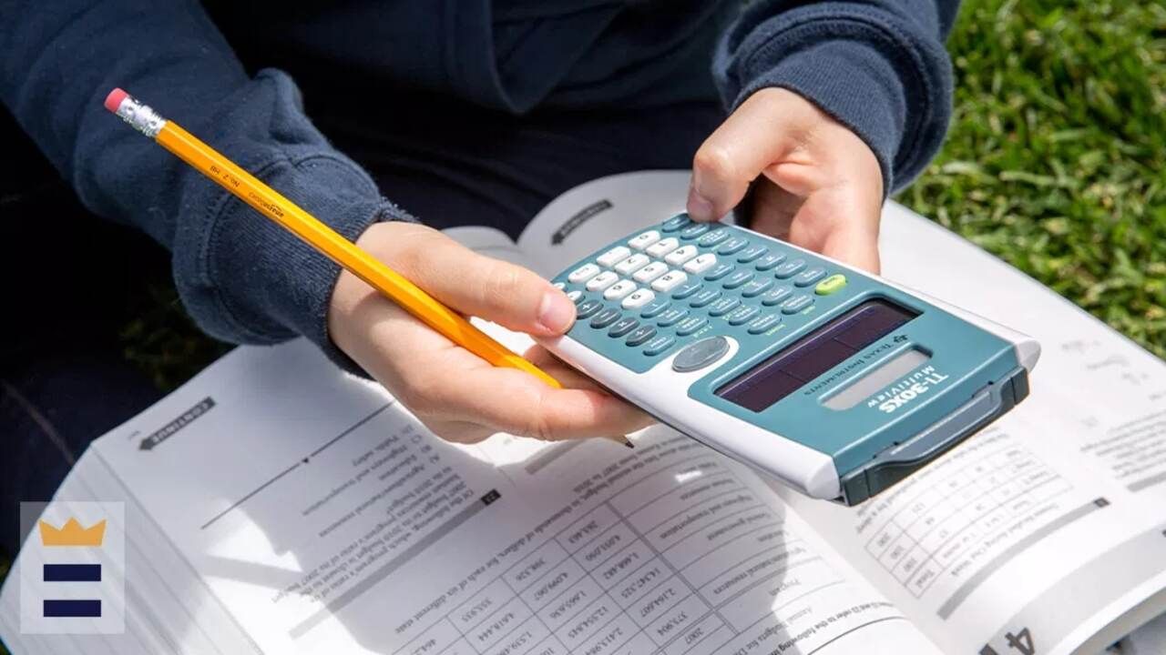 GTનો અર્થ શું છે? GT એટલે ગ્રાન્ડ ટોટલ. આ એક જ વારમાં કુલ બે ગુણાકારના અલગ-અલગ અંકો મેળવવા માટે કરવામાં આવે છે. ઉદાહરણ તરીકે, જો તમે કુલ 5×3 અને 7×5 ની એકસાથે ગણતરી કરવા માંગો છો. તો કેલ્ક્યુલેટરમાં ફક્ત 5×3 કરો પછી = ચિહ્ન દબાવો પછી 7×5 કરો પછી = દબાવો. પછી GT દબાવો. તમને જવાબ 50 મળશે.