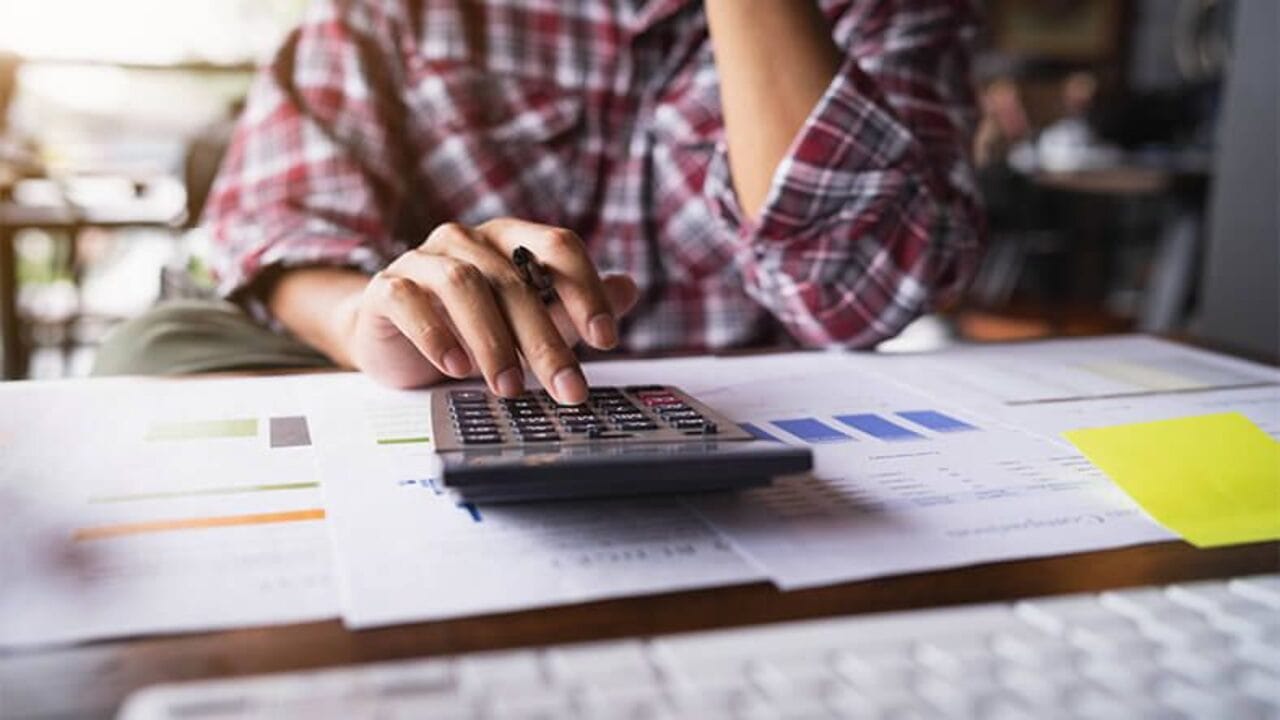 આવી સ્થિતિમાં, જો રૂ.900ની પ્રોડક્ટ છે અને તમે તેના પર રૂ.100નો નફો ઇચ્છો છો. તેથી ઉત્પાદન 1000 રૂપિયાનું થઈ ગયું. પછી તમારે 20 ટકા ડિસ્કાઉન્ટ મેળવવા માટે રકમ ઉમેરવી પડશે. આ માટે તમારે પહેલા કેલ્ક્યુલેટરમાં 1000 ટાઈપ કરવું પડશે અને પછી MU બટન દબાવવું પડશે. આ પછી તમારે 20 દબાવીને % બટન દબાવવું પડશે. આ પછી તમને પરિણામ 1250 દેખાશે. એટલે કે, તમારે ગ્રાહકોને 1,250 રૂપિયાની વાસ્તવિક કિંમત જણાવવી પડશે.