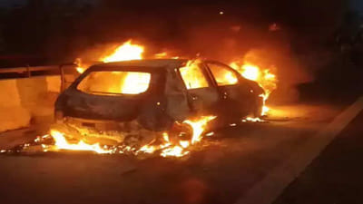 શું ડેશબોર્ડ પર રાખવામાં આવેલા સનગ્લાસ કારમાં આગનું કારણ બની શકે છે? આ સવાલનો જવાબ સાંભળતા પહેલા જ મન થોડું મૂંઝાઈ જાય છે, પરંતુ થોડી જ ક્ષણોમાં મન જવાબ જાણવા માંગે છે. તો આ પ્રશ્નનો જવાબ છે 'હા, ડેશબોર્ડ પર રાખવામાં આવેલા સનગ્લાસ કે સામાન્ય ચશ્મા કારમાં આગનું કારણ બની શકે છે'. આવું જ કંઈક ઈંગ્લેન્ડના નોટિંગહામશાયરમાં થયું છે. અહીં અચાનક બપોરે ફાયર એન્ડ રેસ્ક્યુ સર્વિસ એટલે કે ફાયર વિભાગને ઇમરજન્સી કોલ આવ્યો કે કારમાં આગ લાગી છે. તેને બુઝાવવા માટે તાત્કાલિક એક ટીમ મોકલો.