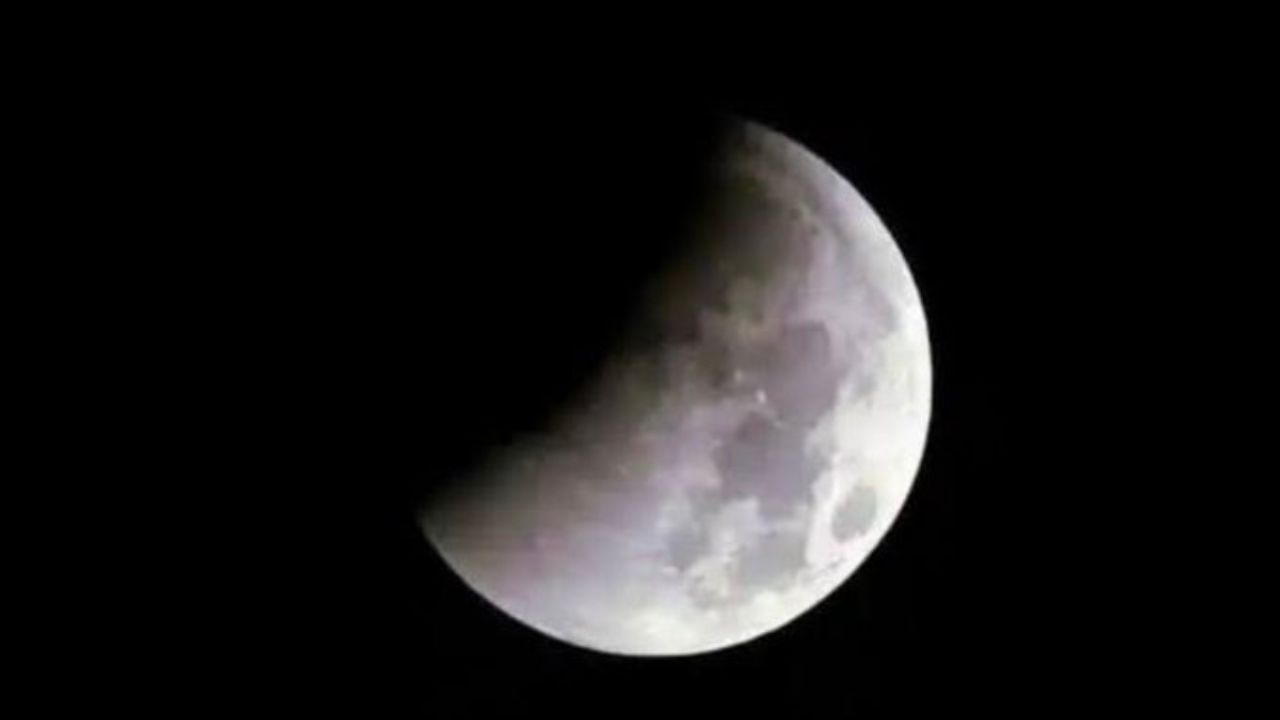  130 વર્ષ બાદ બુદ્ધ પૂર્ણિમાના દિવસે ચંદ્રગ્રહણ થયું છે. 15 દિવસના અંતરાલ પછી આ બીજુ ગ્રહણ છે.