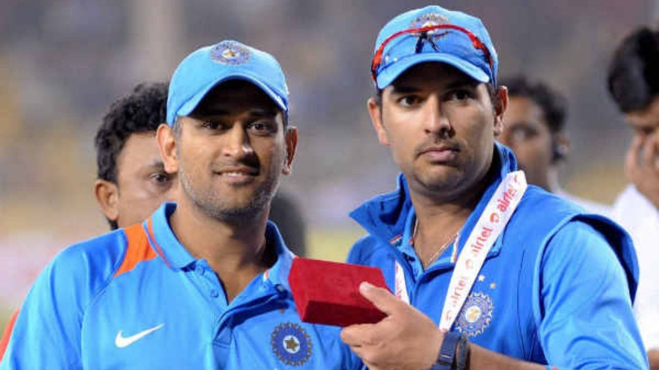  ભારતીય ટીમના પૂર્વ કેપ્ટન મહેન્દ્ર સિંહ ધોની અને બોલિવૂડ એક્ટ્રેસ દીપિકા પાદુકોણ વચ્ચેના સંબંધોની  ચારેબાજુ ચર્ચા થઈ રહી હતી. જોકે, થોડા દિવસો પછી એવું થવા લાગ્યું કે યુવરાજ સિંહ સાથેની નિકટતાના કારણે દીપિકાએ ધોની સાથે બ્રેકઅપ કરી લીધું.  