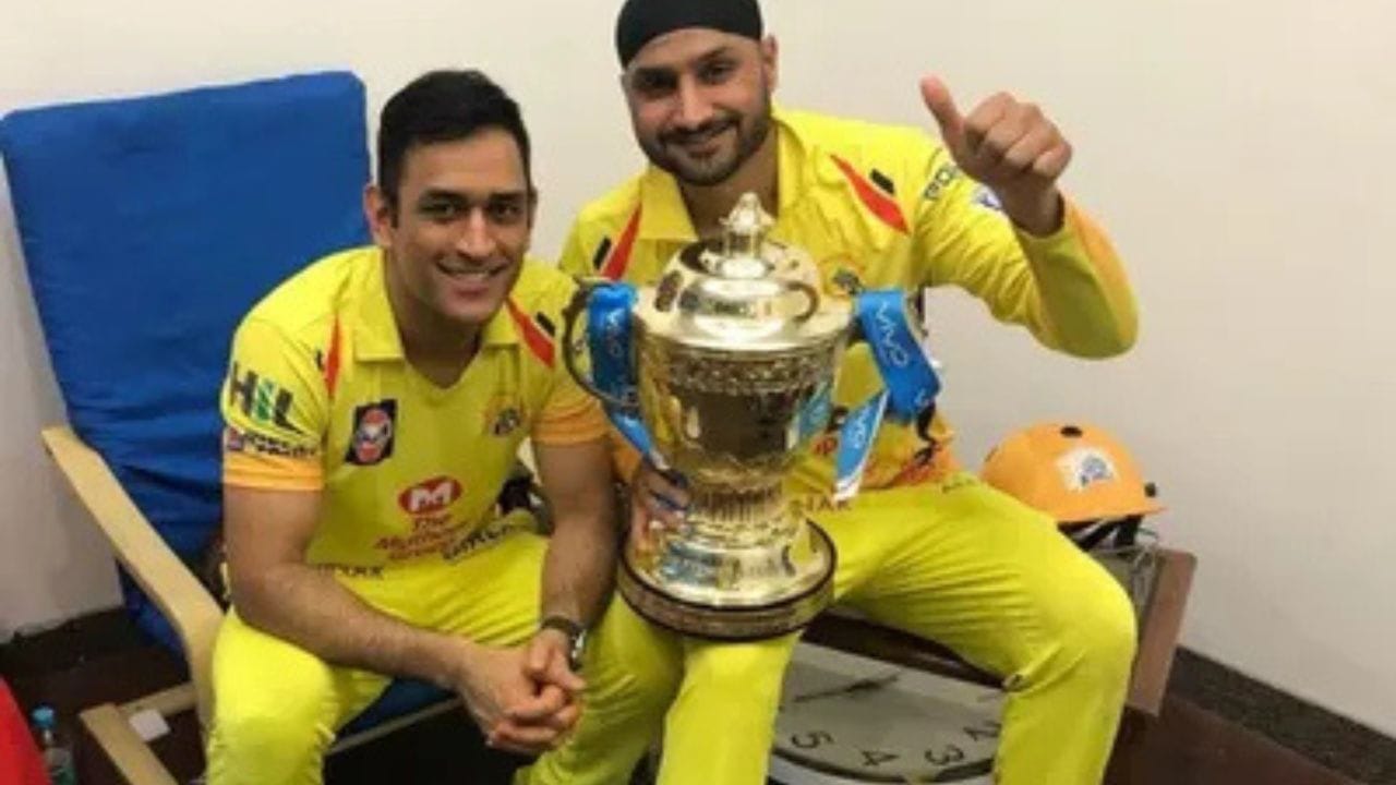 હરભજન સિંહ 2016માં ભારતીય ટીમની જર્સીમાં જોવા મળ્યો હતો, જ્યાં તેનું પ્રદર્શન કંઈ ખાસ નહોતું, જેના કારણે તે ટીમમાંથી બહાર થતાં તે પુનરાગમન કરી શક્યો ન હતો. હરભજન સિંહનાએ નિવેદન બાદ સોશિયલ મીડિયા પર ઘણો વિવાદ થયો હતો કે હરભજન સિંહને પૂર્વ કેપ્ટન એમએસ ધોની સાથે કોઈ સમસ્યા છે અને તેમની વચ્ચેની કડવાશને કારણે આવું નિવેદન આપ્યું હોવાનું માનવામાં આવી રહ્યું હતુ.