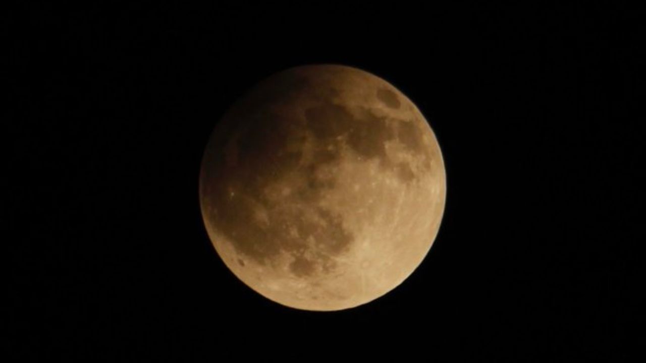 ચંદ્રગ્રહણ દરમિયાન દિલ્હી-ગાઝિયાબાદ બોર્ડર પર ચંદ્રની આ  તસવીર જોવા મળી 