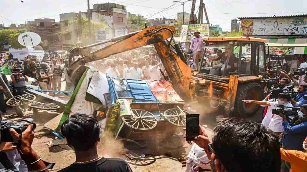 Delhi: દિલ્હીના ધૌલાકુઆમાં ગેરકાયદેસર ઝૂંપડપટ્ટીઓ પર બુલડોઝર ફરી વળ્યુ, અનેક લોકો થયા બેઘર