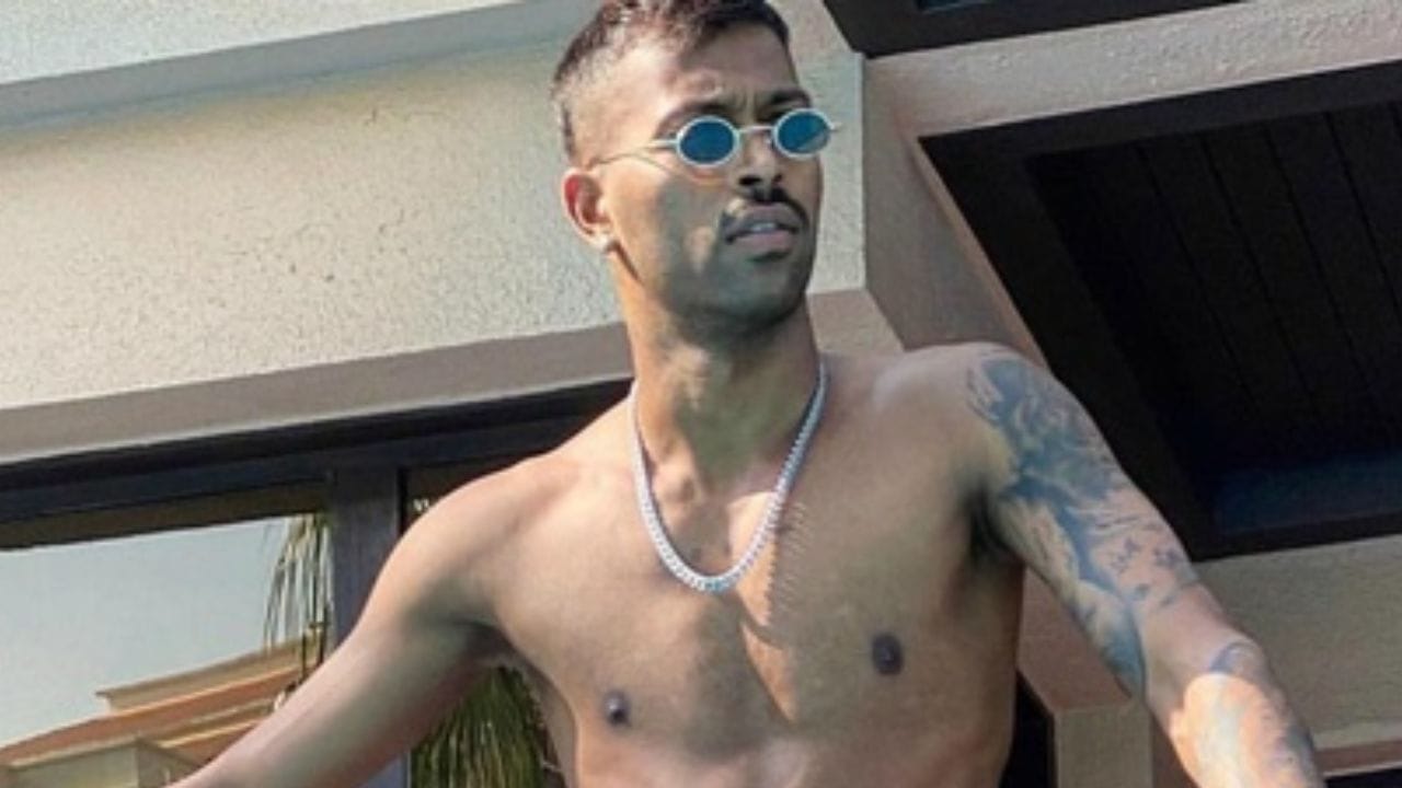 હાર્દિક પંડ્યા: ગુજરાત ટાઈટન્સનો કેપ્ટન હાર્દિક પંડ્યા પોતાની બોલ્ડ અને બિન્દાસ લાઇફસ્ટાઇલની સાથે ફેશનેબલ લુક માટે ચર્ચામાં રહે છે. તેના શરીર પર પણ પણ કુલ 12 ટેટૂ છે. જેમાં Believe અને Never Give Up જેવા સ્લોગનની સાથે વાઘ, સિંહ, ગરુડ, કૂતરાના પંજા અને તેના જન્મનો સમય દર્શાવતી ઘડિયાળ તથા પિતા-પૂત્રનું ખાસ ટેટૂ પણ છે. 