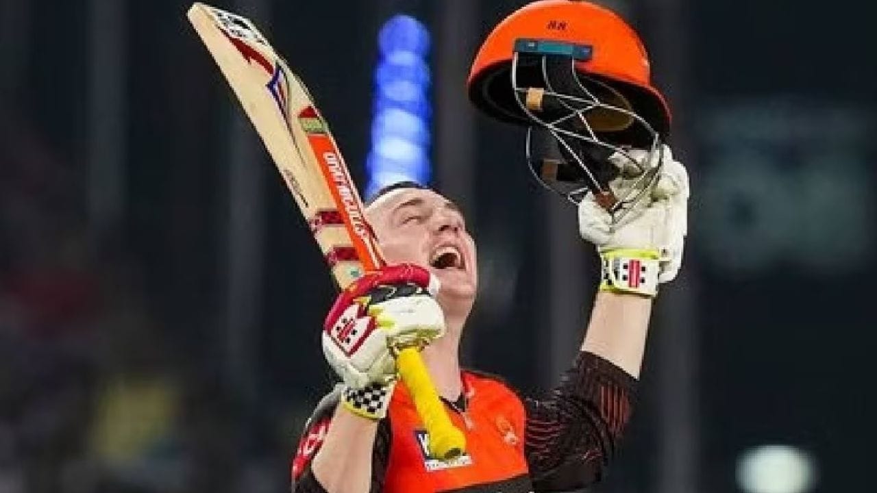 હૈરી બ્રુક જેને હૈદરાબાદે 13.25 કરોડમાં ખરીદ્યો હતો. તેણે એક સદી ફટકારી છે પણ બાકી મેચમાં તે ફ્લોપ રહ્યો છે. એવામાં ટીમ મેનેજમેન્ટ વિચારી રહી છે કે તેને ટીમમાં રાખવો કે નહીં. બ્રુકે 9 મેચમાં 163 રન બનાવ્યા છે. 