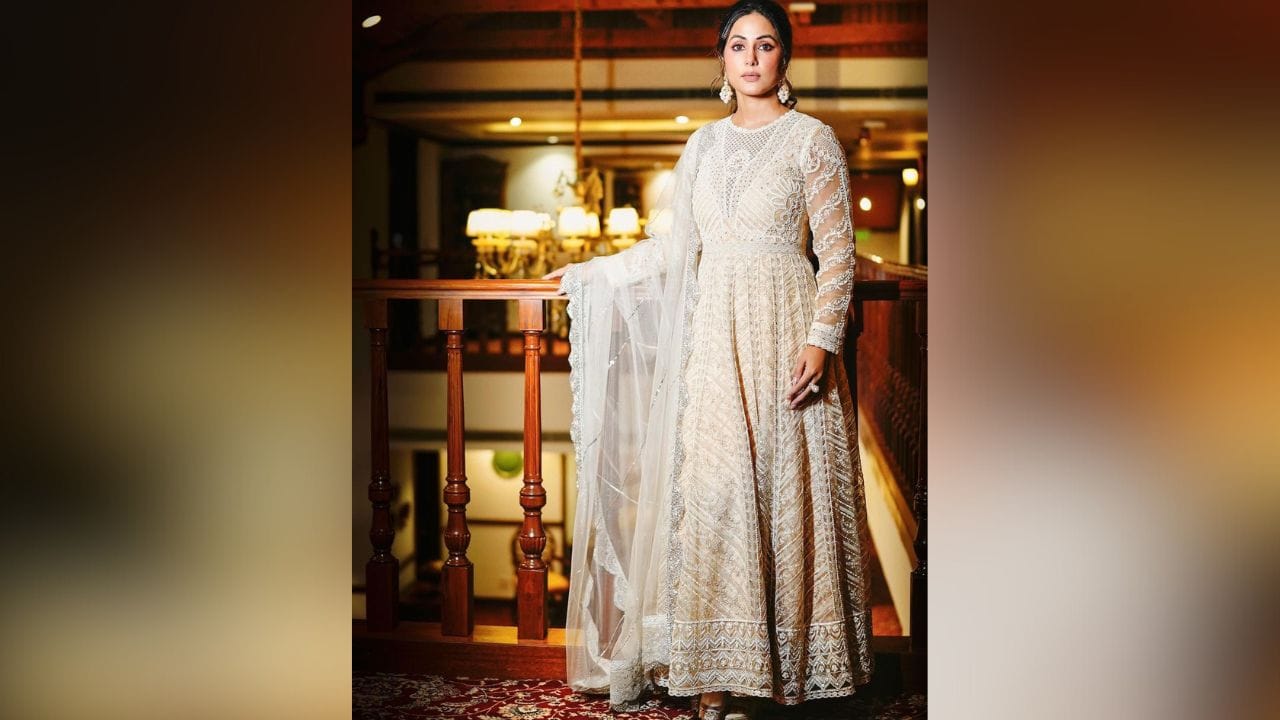 હિના ખાને હાલમાં જ તેના ઈન્સ્ટાગ્રામ પર કેટલીક તસવીરો શેયર કરી છે, જેમાં તે ખૂબ જ સ્ટાઈલિશ વ્હાઈટ લહેંગામાં જોવા મળી રહી છે. (Image: Hina Khan Instagram)