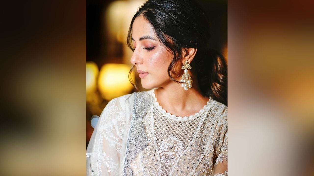 હાલમાં જ હિના ખાને સફેદ લહેંગામાં તેની તસવીરો શેર કરી છે. વ્હઈટ અનારકલી લહેંગામાં હિના ખાનનો લૂક ખૂબ જ સુંદર લાગી રહ્યો છે. તેણે ઝરી વર્ક વાળો જ્યોરજટ્ટ દુપટ્ટો કૈરી કર્યો છે. (Image: Hina Khan Instagram)