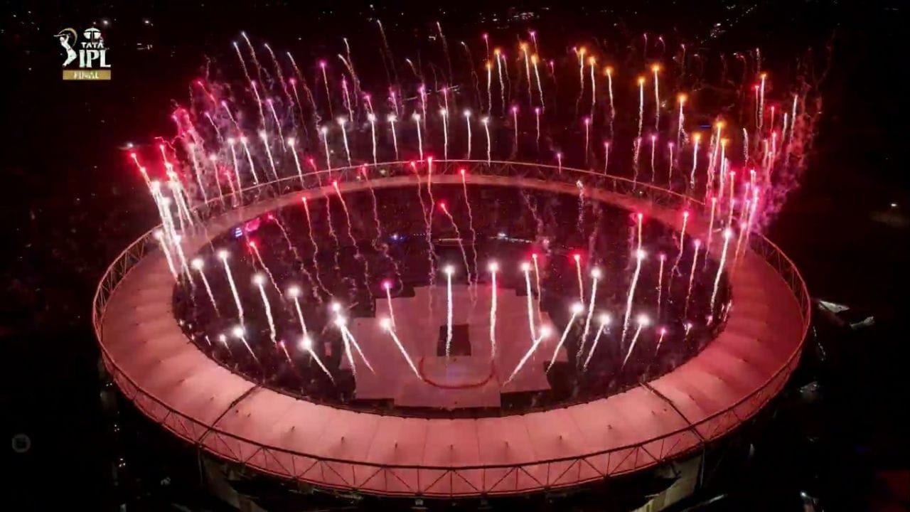 સારા અલી ખાન અને વિકી કૌશલ આ દિવસોમાં તેમની આગામી ફિલ્મ જરા હટકે જરા બચકેને લઈને ચર્ચામાં છે. રિલીઝ પહેલા બંને પોતાની ફિલ્મનું જોરશોરથી પ્રમોશન કરી રહ્યા છે. આ દરમિયાન બંને આઈપીએલની ફાઈનલ મેચ જોવા માટે સાથે અમદાવાદ પહોંચ્યા હતા. તેમણે આઈપીએલની ક્લોઝિંગ સેરેમની પણ જોઈ હતી. 