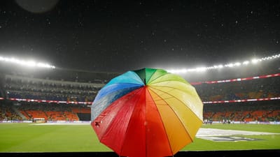 વિશ્વના સૌથી મોટા ક્રિકેટ સ્ટેડિયમ એટલે કે અમદાવાદના નરેન્દ્ર મોદી સ્ટેડિયમમાં આજે ચેન્નાઈ સુપર કિંગ્સ અને ગુજરાત ટાઈટન્સ વચ્ચે આઈપીએલ 2023ની ફાઈનલ મેચ રમાવાની હતી. પણ વરસાદના કારણે ટોસ નિશ્ચિત સમયે થઈ શક્યો નથી. 